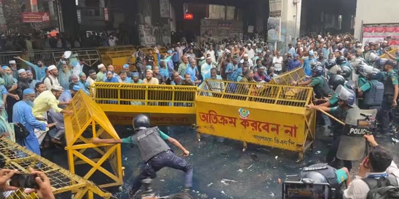 মাদ্রাসা শিক্ষকদের ওপর পুলিশের লাঠিচার্জ-জলকামান, আহত অন্তত ৪৩