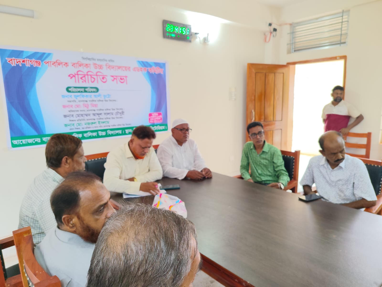 বাদশাগঞ্জ পাবলিক বালিকা  উচ্চ  বিদ্যালয়ের এডহক কমিটির পরিচিতি সভা অনুষ্ঠিত