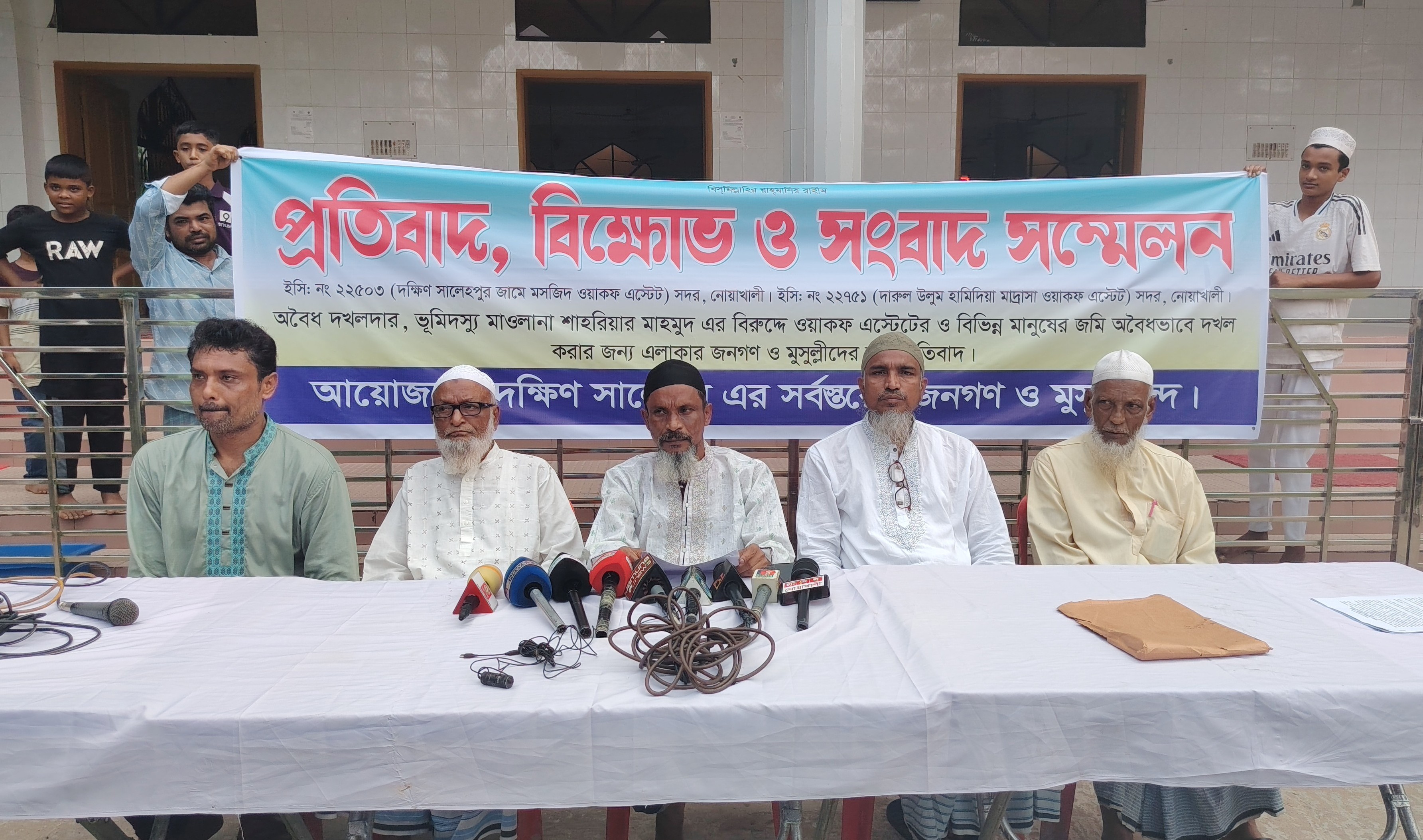 স্টুডিও ভাঙচুরের পর এবার শাহরিয়ারের বিরুদ্ধে জমি দখলের অভিযোগ