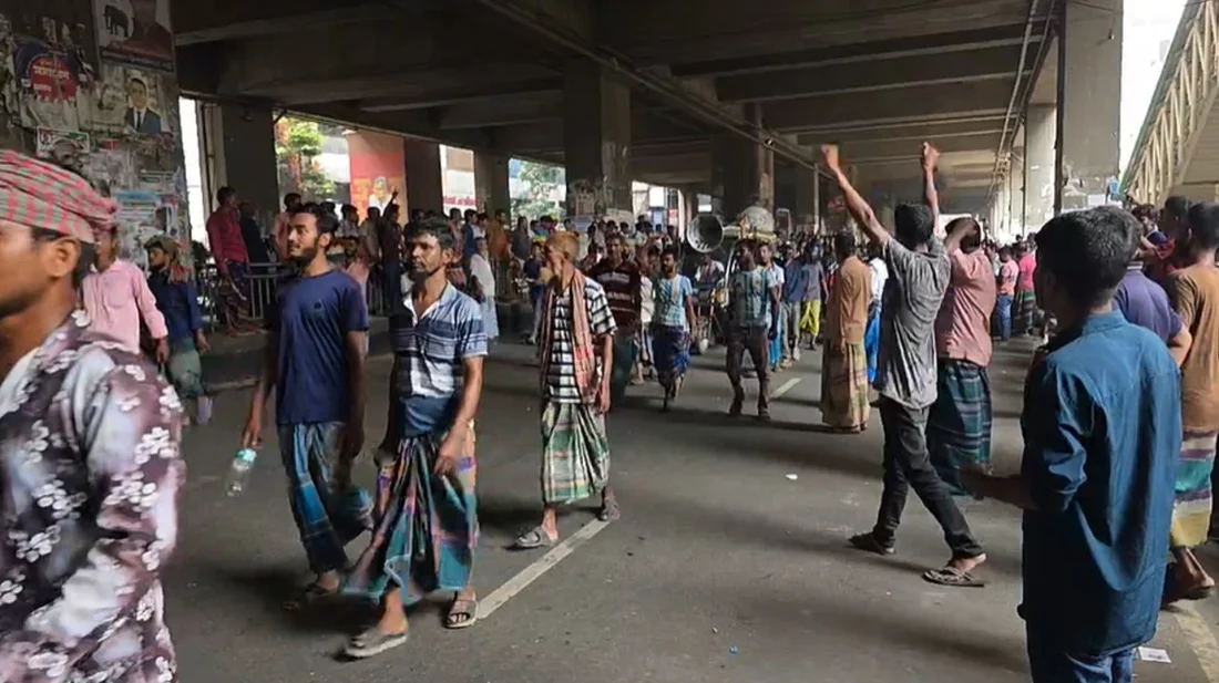 বিদ্যুৎ সংযোগ বিচ্ছিন্নের প্রতিবাদে সড়ক অবরোধ করে অটোরিকশা চালকদের বিক্ষোভ