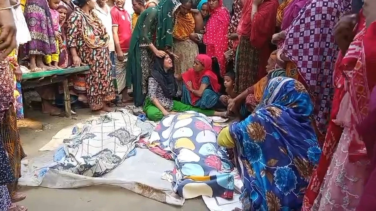বাসচাপায় মর্মান্তিক মৃত্যু শাশুড়ি-পুত্রবধূর