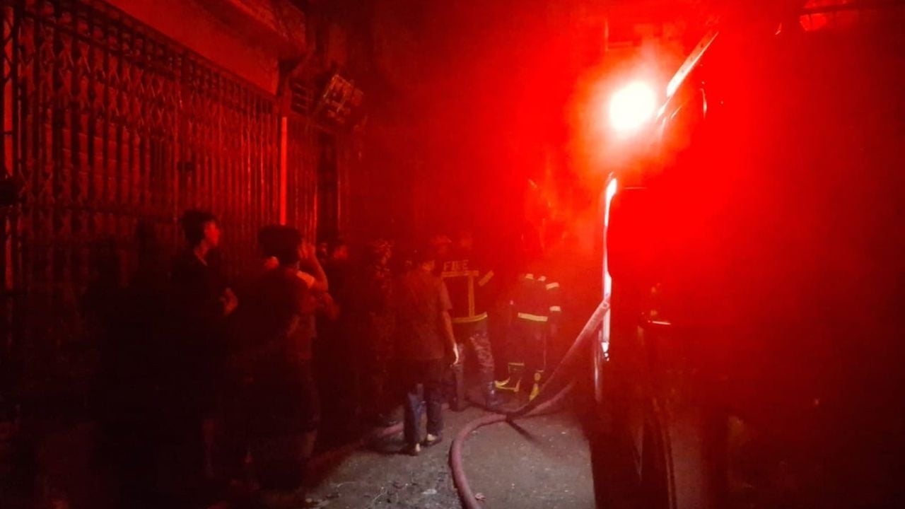 চকবাজারে দোকানে লাগা আগুন ১২ ঘণ্টা পর নিয়ন্ত্রণে