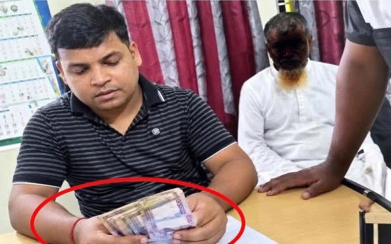 ঘুষ নেওয়ার ভিডিও ভাইরাল: হাজীগঞ্জে ভূমি অফিসের কর্মচারী বরখাস্ত