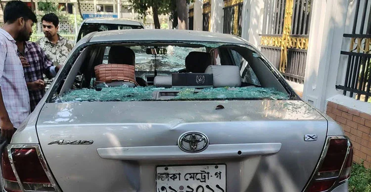 ঢাবি শিক্ষকের ছেলের গাড়ির ধাক্কায় ৬ শিক্ষার্থী আহত, গাড়ি ভাঙচুর
