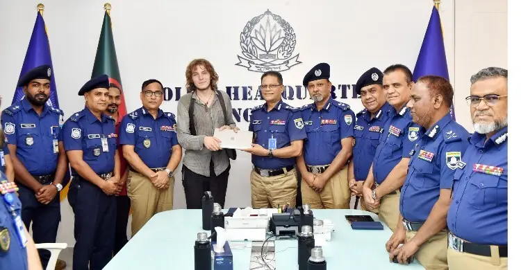 জার্মান পর্যটকের চুরি হওয়া ল্যাপটপ ফিরিয়ে দিলো বাংলাদেশ পুলিশ