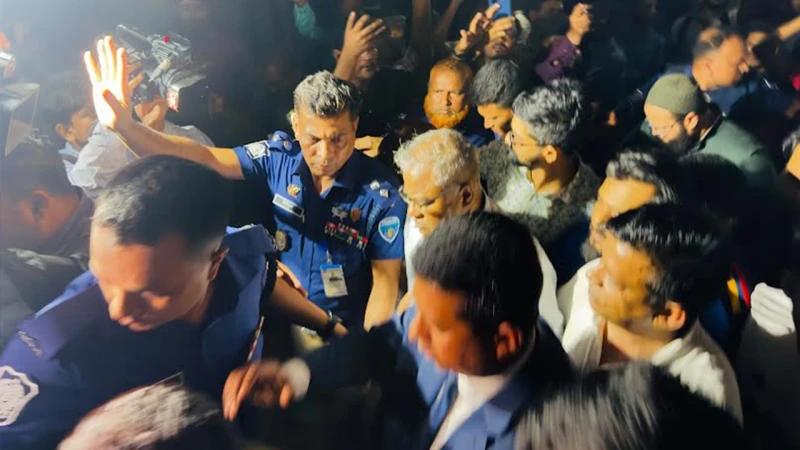 ৩০ ঘণ্টা পর মুক্ত চুয়েট উপাচার্য, শিক্ষার্থীদের ‘ভুয়া ভুয়া’ স্লোগান