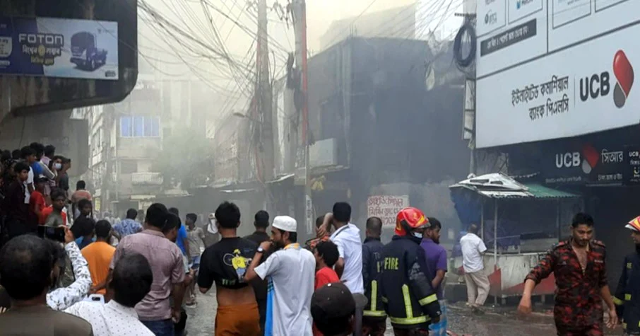 টঙ্গীতে ওষুধ কারখানার কেমিক্যাল গোডাউনে ভয়াবহ আগুন