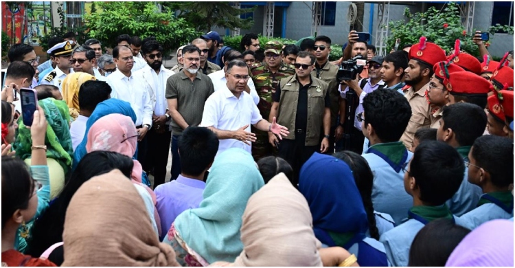 আজিমপুর কোয়ার্টারে অপরিচ্ছন্নতায় ক্ষুব্ধ প্রধানমন্ত্রী, সময় দিলেন ২ সপ্তাহ