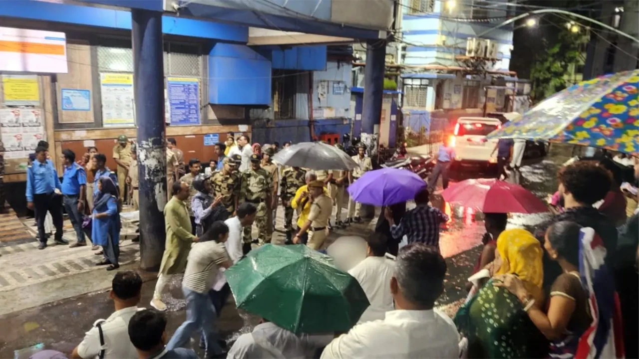 কলকাতায় দুর্গাপূজার মণ্ডপে পদদলিত হয়ে অন্তত ১৭ জনের মৃত্যু