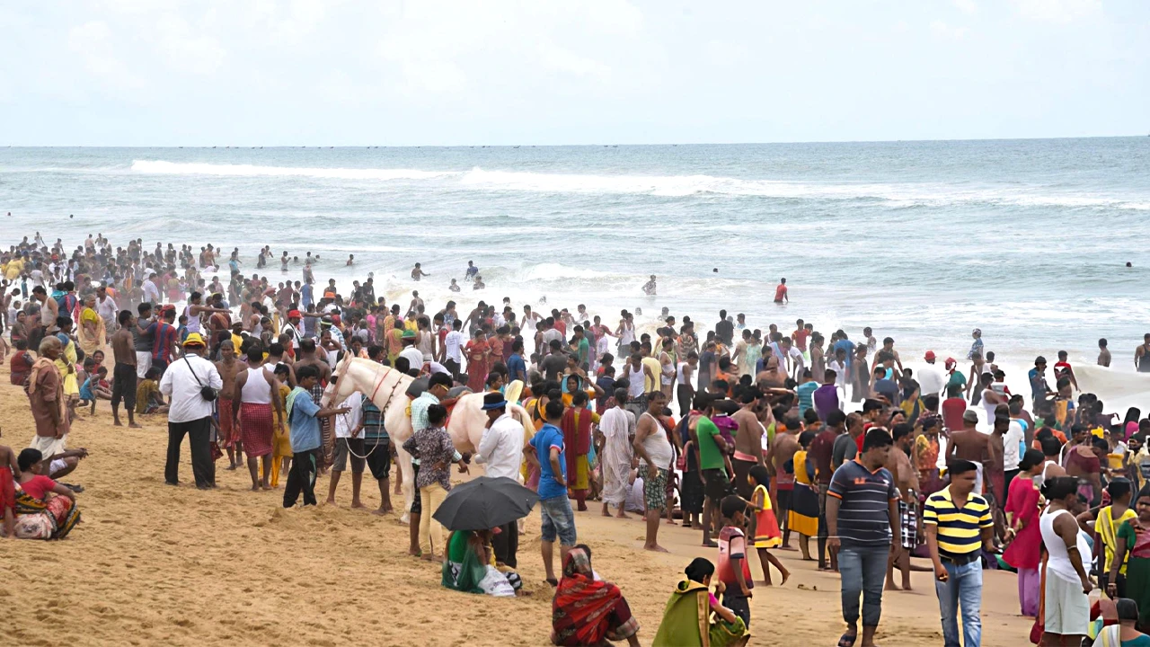 কক্সবাজারে সাগরে নেমে ৩ পর্যটকের মৃত্যু