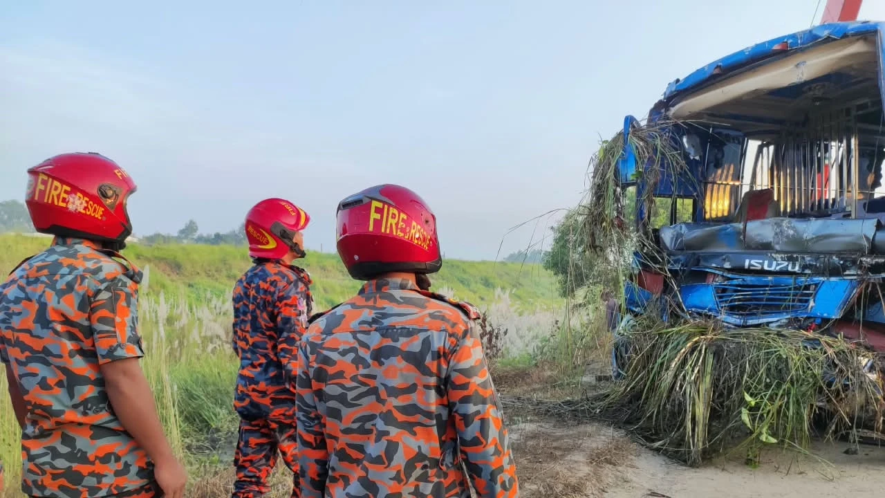 ঢাকা-মাওয়া এক্সপ্রেসওয়েতে বাস খাদে পড়ে নিহত ৩