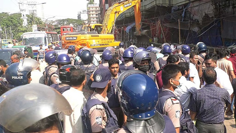 গুলিস্তানে শতাধিক অবৈধ দোকান উচ্ছেদ, ফের দখল করলে গ্রেপ্তার