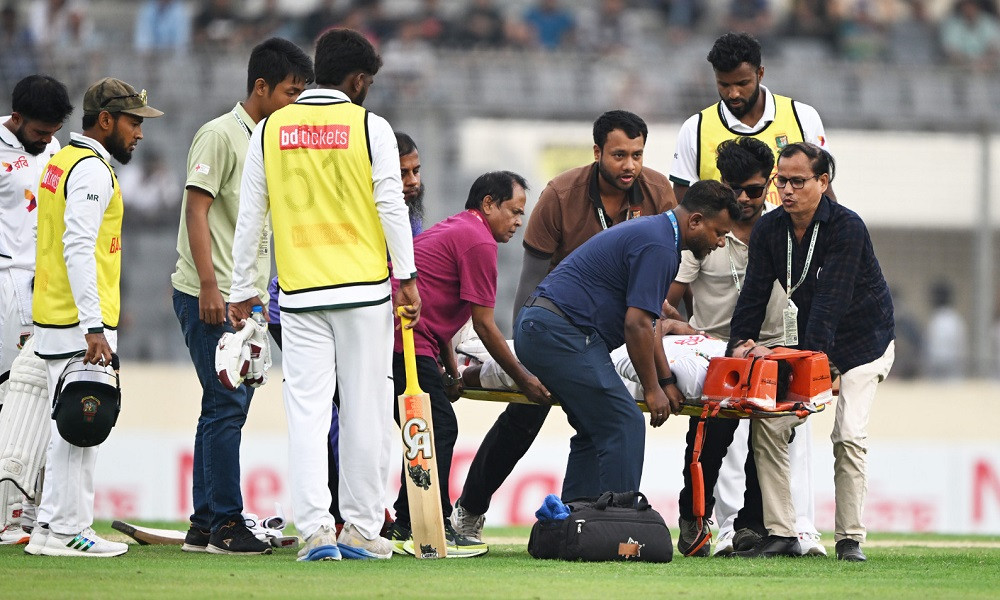 রিটায়ার্ড হার্ট হয়ে স্ট্রেচারে মাঠ ছাড়লেন হৃদয়