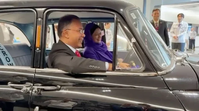 টয়োটার প্রথম প্রাইভেটকারে চড়লেন প্রধানমন্ত্রী