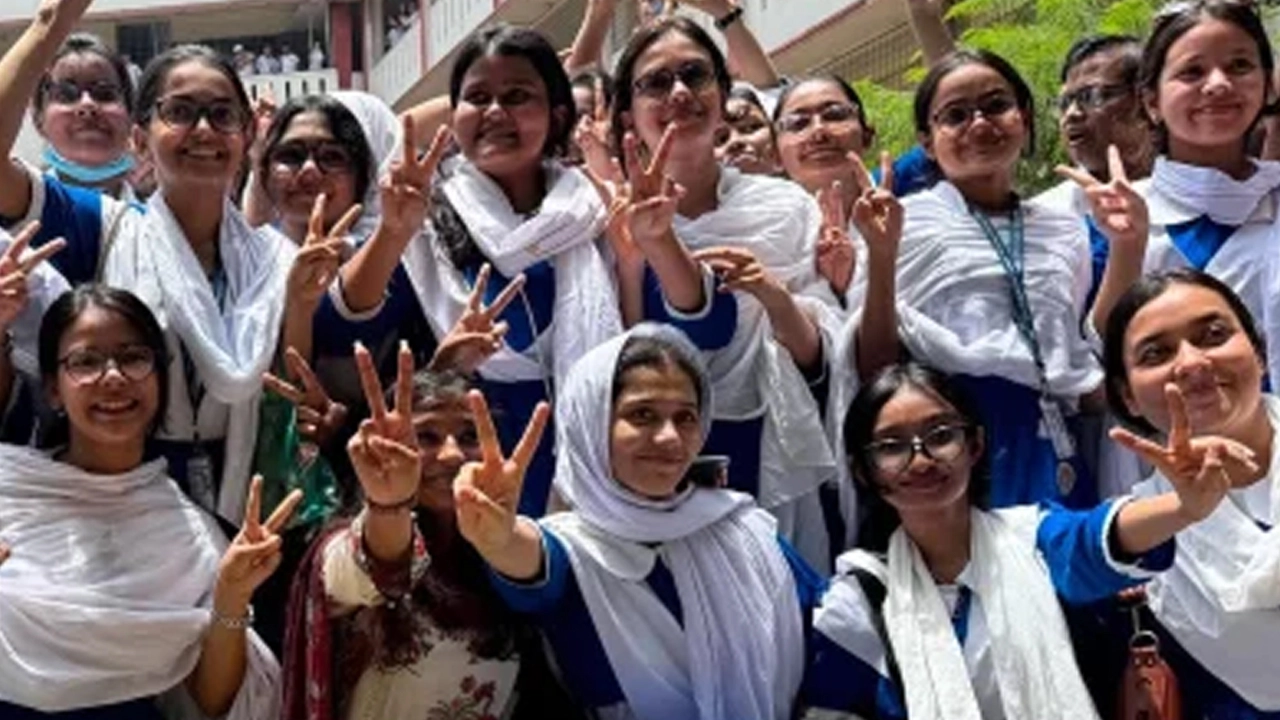 এইচএসসিতে জিপিএ-৫ পেয়েছে ৪০ হাজার ৮৪ শিক্ষার্থী