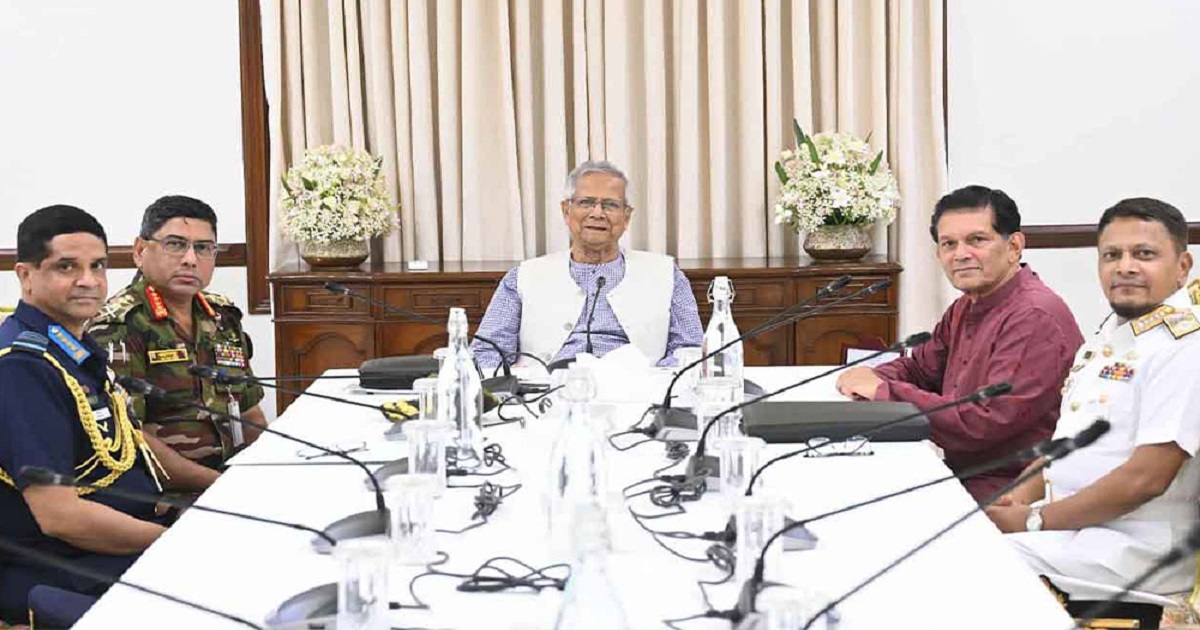 প্রধান উপদেষ্টার সঙ্গে তিন বাহিনী প্রধানের সাক্ষাৎ