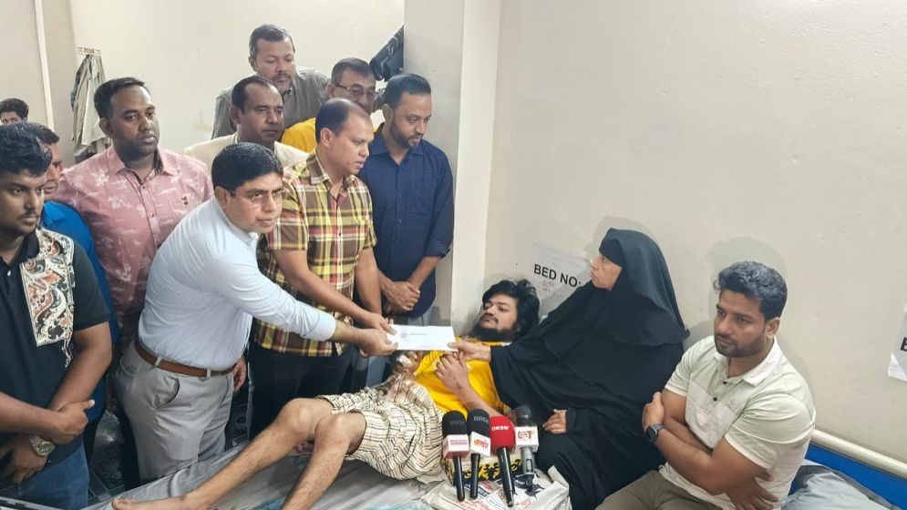 ক্যান্সার আক্রান্ত মা ও তার পঙ্গু ছেলের পাশে তারেক রহমান