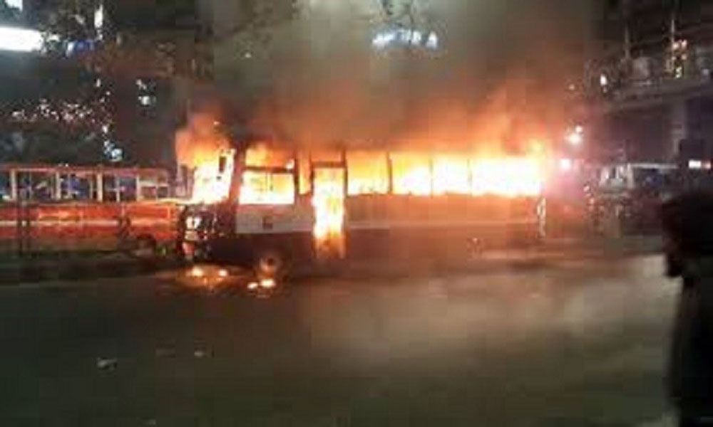 ল্যাবএইড হাসপাতালের সামনে বাসে আগুন