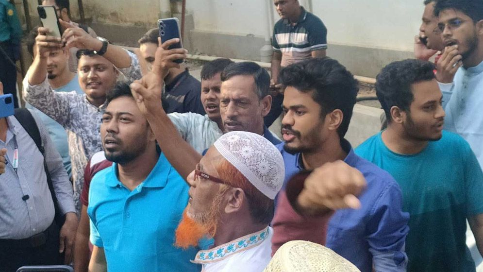 ট্রাইব্যুনালের সামনে জনতার উল্লাস