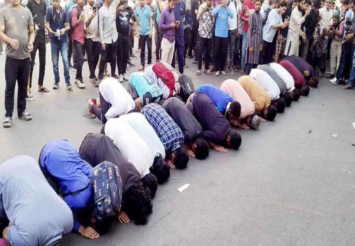 শেখ হাসিনার ফাঁসির খবরে ধানমন্ডি ৩২-এ গণ সেজদা