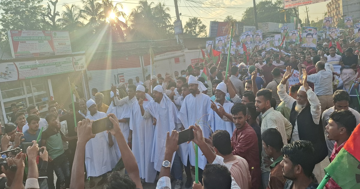 নোয়াখালীতে বিএনপির প্রার্থী পরিবর্তনের দাবিতে কাফনের কাপড় পরে বিক্ষোভ