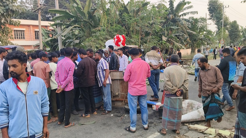 দিনাজপুরে বাস-ইজিবাইক সংঘর্ষ: একই পরিবারের ৪ জন নিহত
