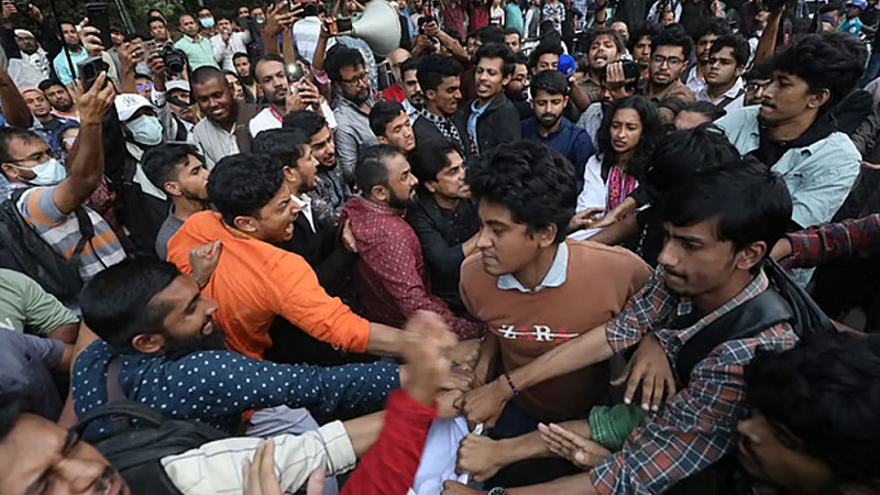 ‘গানের আর্তনাদ’ কর্মসূচিতে বাধা, হাতাহাতি