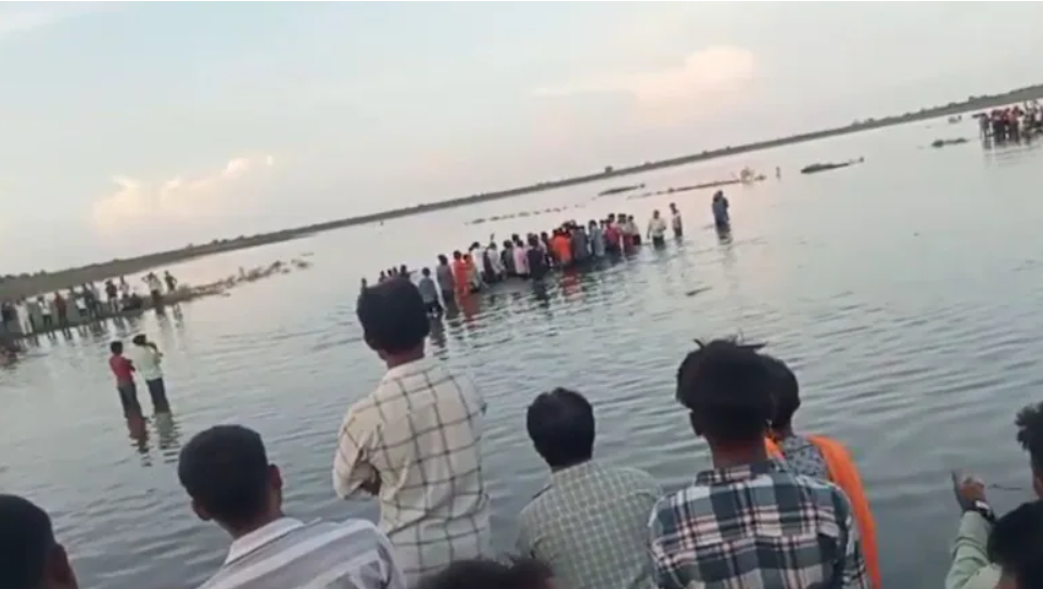 ভারতে দুর্গা বিসর্জনের সময় ১০ শিশুসহ ১৩ জনের মৃত্যু