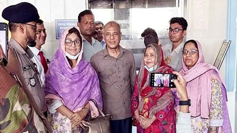 খালেদা জিয়ার খোঁজ নিতে হাসপাতালে স্বরাষ্ট্র উপদেষ্টা