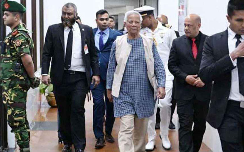 খালেদা জিয়াকে দেখতে এভারকেয়ারে প্রধান উপদেষ্টা