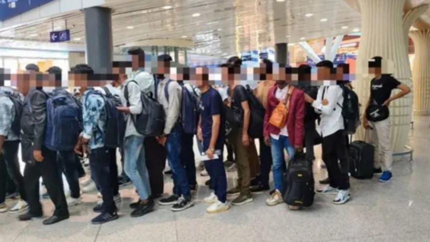 বাংলাদেশিসহ ১১২ অভিবাসীকে নিজ দেশে ফেরত পাঠাল মালয়েশিয়া