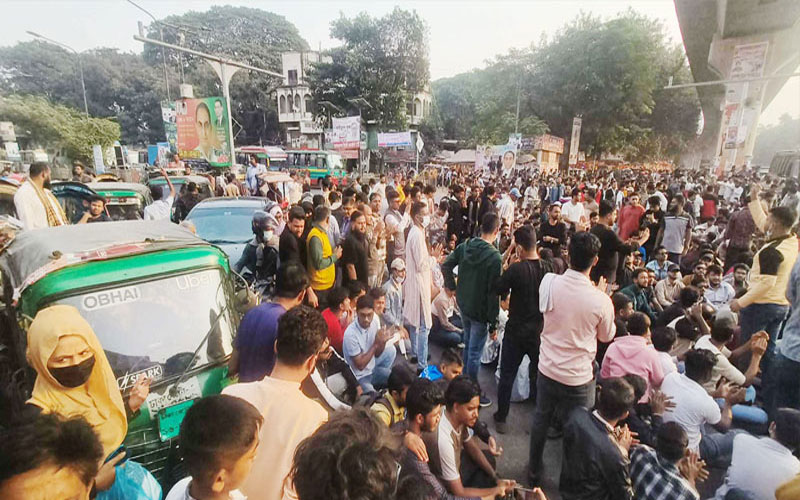 আইজিপিকে অপসারণের দাবিতে শাহবাগ অবরোধ, যান চলাচল বন্ধ