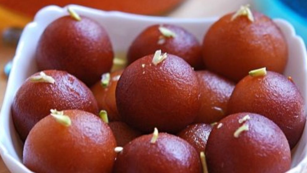 ঘরে বসে সুস্বাদু গোলাপজাম বানাবেন যেভাবে