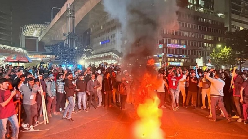 রাজধানীর কারওয়ান বাজারে মোবাইল ব্যবসায়ীদের সড়ক অবরোধ