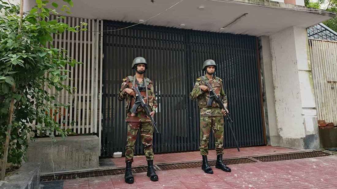 হাজী সেলিমের বাড়িতে যৌথ বাহিনীর অভিযান