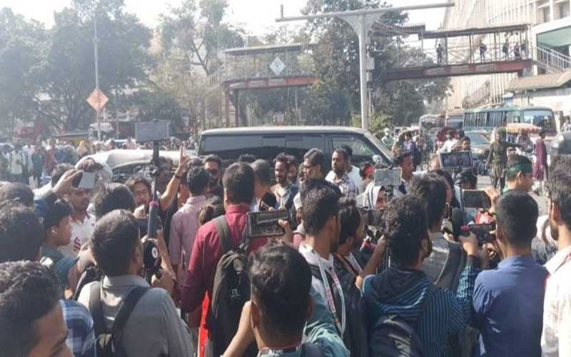 স্বরাষ্ট্র উপদেষ্টার পদত্যাগের দাবিতে শাহবাগ ব্লকেড