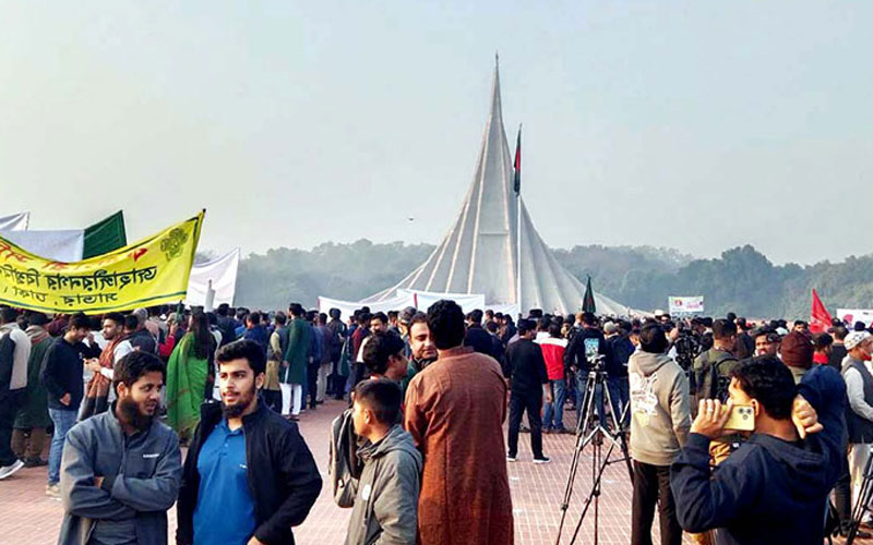 বিজয় দিবসে জাতীয় স্মৃতিসৌধে সাধারণ মানুষের ঢল