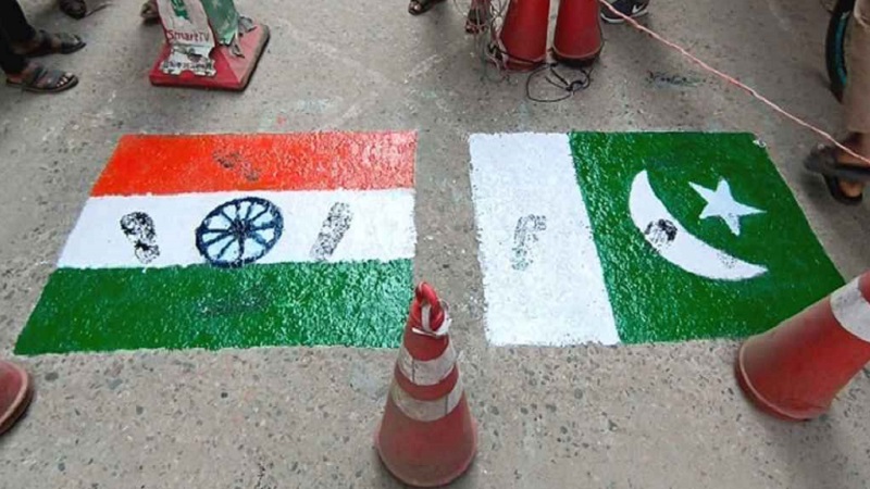 এবার পাকিস্তানের পতাকার পাশে আঁকা হলো ভারতের পতাকা