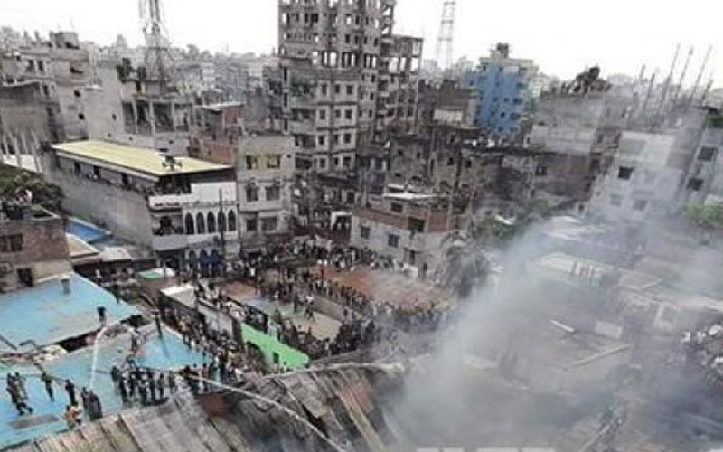 লালবাগে প্লাস্টিক কারখানায় আগুন