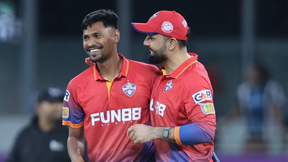 ১ ওভারে ৩ উইকেট নিলেন মোস্তাফিজ, তবু হারল তার দল
