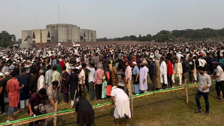 ওসমান হাদির জানাজা: উপস্থিত প্রধান উপদেষ্টা ও রাজনৈতিক নেতারা
