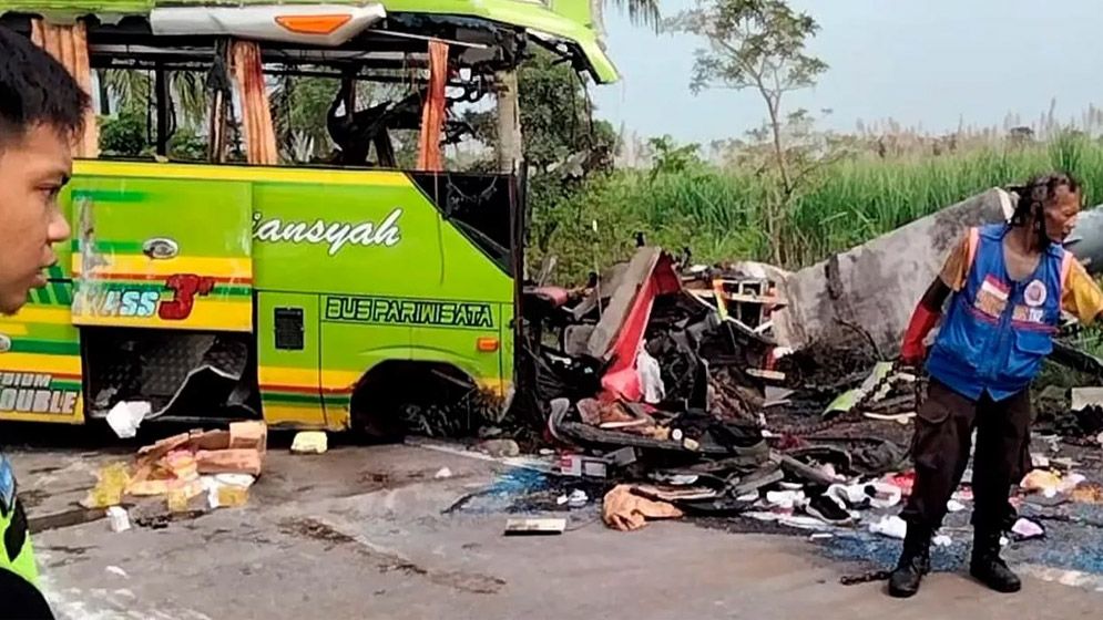 ইন্দোনেশিয়ায় বাস উল্টে ১৬ জনের মৃত্যু