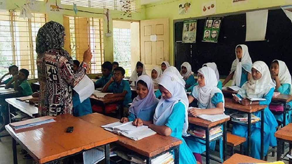 বেতন বাড়ায় প্রাথমিকের প্রধান শিক্ষকরা এখন যত টাকা বেতন পাবেন
