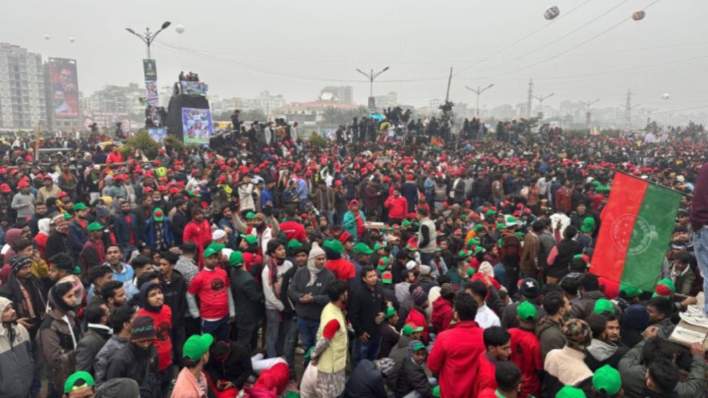 এভারকেয়ারের সামনে অবস্থান বিএনপি নেতাকর্মীদের