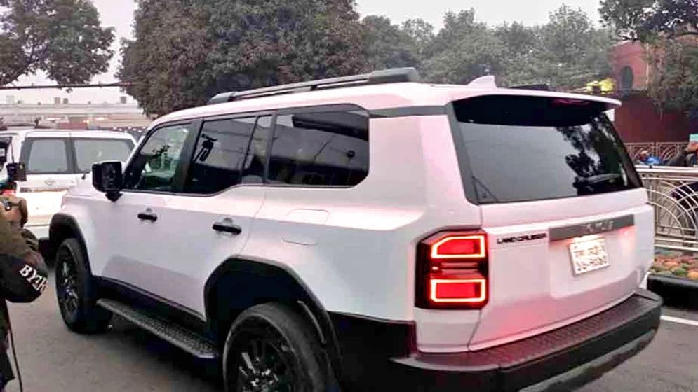 তারেক রহমানের জন্য বিমানবন্দরে পৌঁছেছে বুলেটপ্রুফ গাড়ি