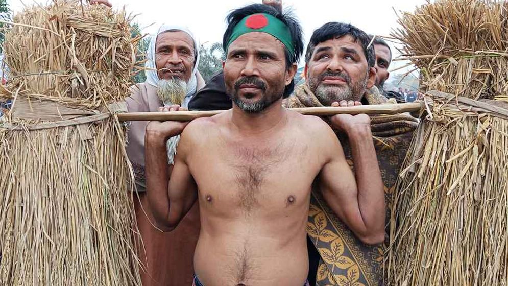 তারেক রহমানের জন্য ৫০ কেজি ধান কাঁধে নিয়ে শীতের রাতে খালি গায়ে রাস্তায় সারা রাত