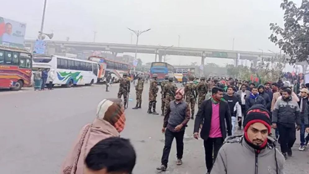 পার্কিং গাড়ি সরিয়ে নেতাকর্মীদের সড়ক ফাঁকা করে দিচ্ছে সেনাবাহিনী