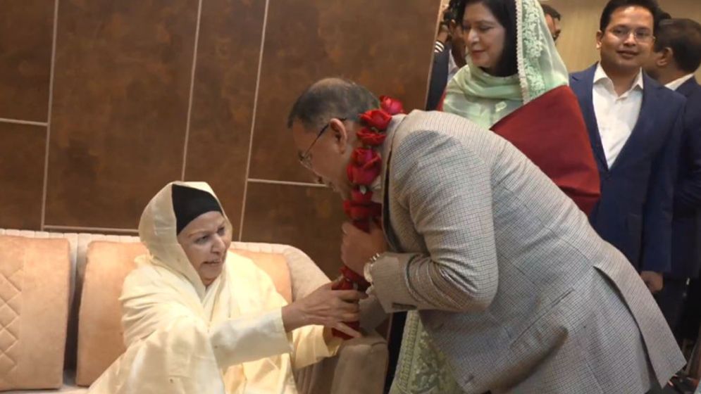 মেয়ে জামাইকে ফুলের মালা দিয়ে বরণ করলেন সৈয়দা ইকবাল মান্দ বানু
