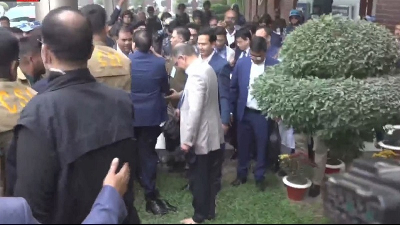 খালি পায়ে মাতৃভূমির মাটি ছুঁলেন তারেক রহমান