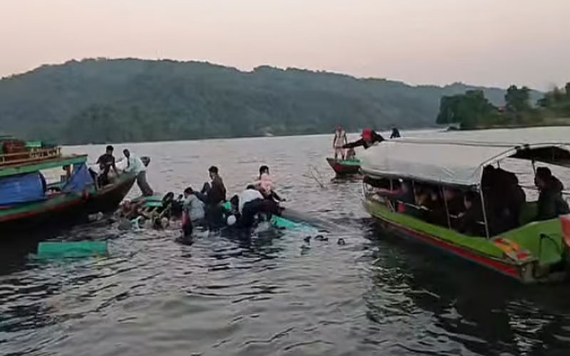 কাপ্তাই হ্রদে ১৯ পর্যটক নিয়ে উল্টে গেল নৌযান
